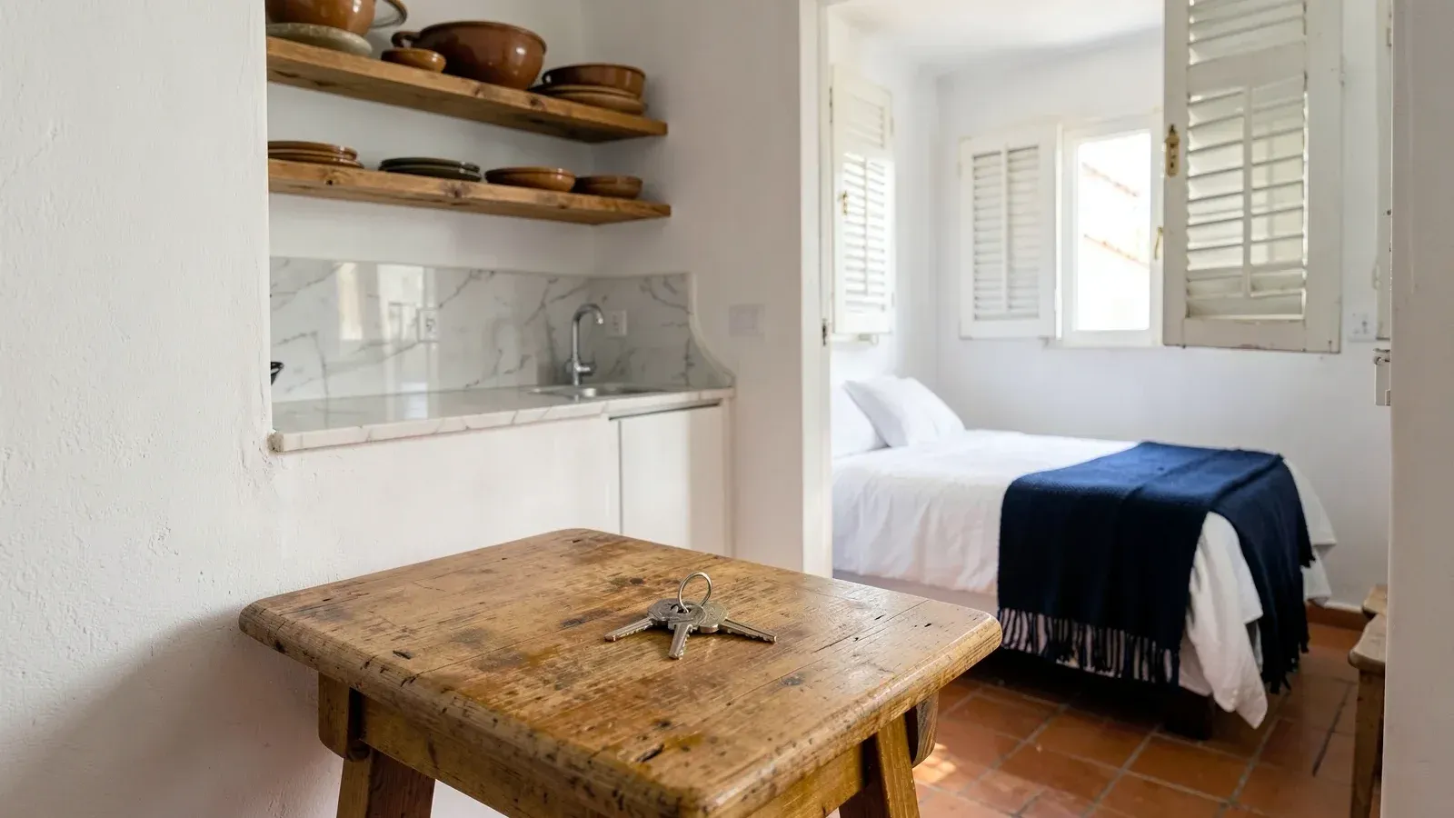 Piso turístico en Jerez preparado para el siguiente huésped: cama hecha con toallas dobladas, cocina limpia con la vajilla guardada y las llaves sobre la mesa
